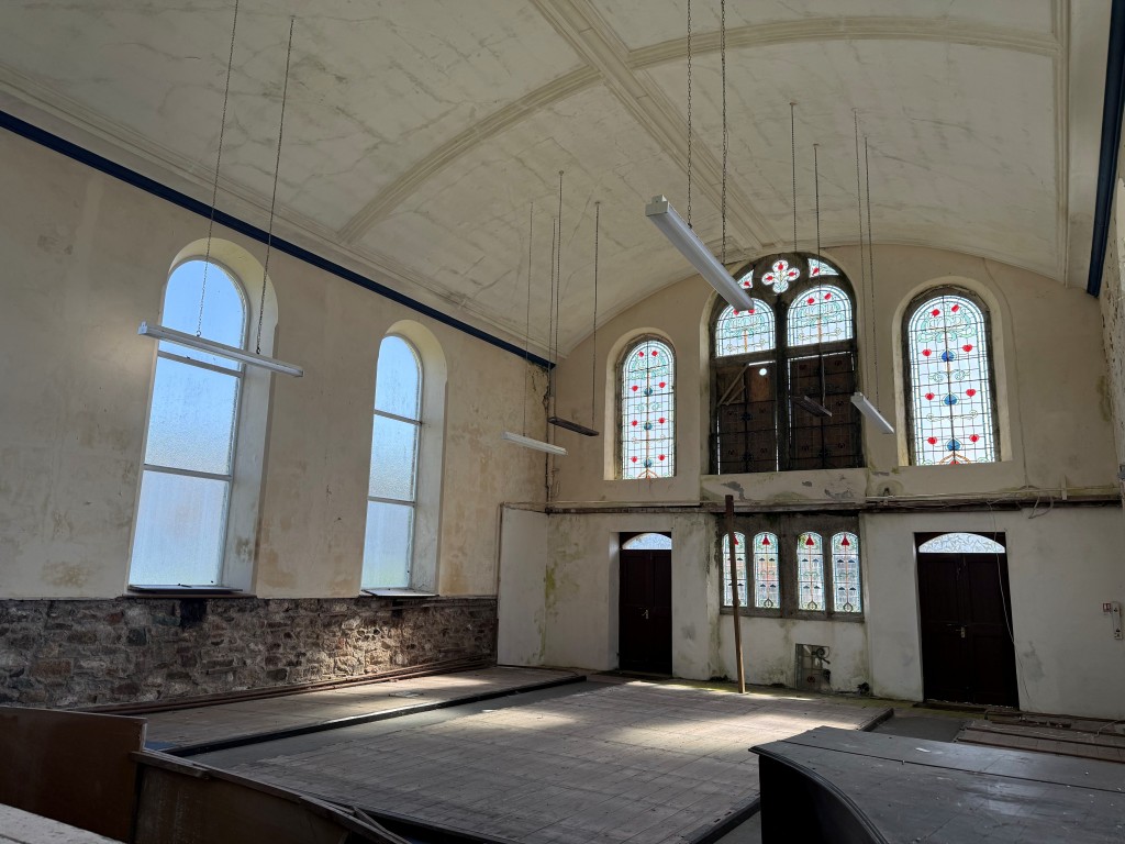 Lot: 133 - FORMER METHODIST CHURCH WITH PLANNING FOR RESIDENTIAL DEVELOPMENT - Internal photo taken looking towards front entrance